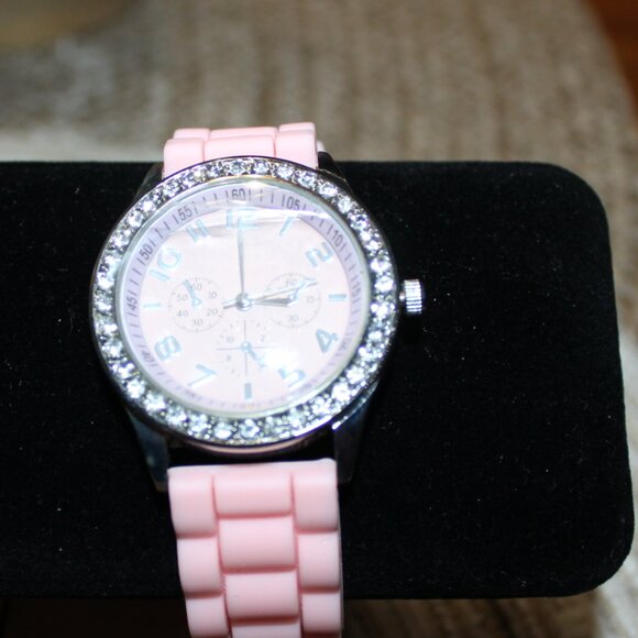 BRAND NEW WITHOUT TAGS DARICE PINK SILCONE WRISTWATCH - Picture 1 of 7